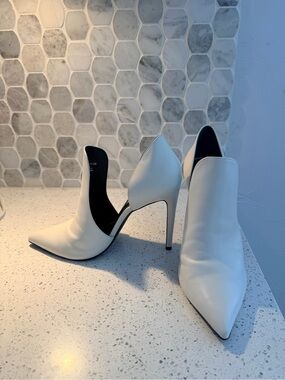Steve Madden Dolly/Doll women's heels in size 9.5M White Pointed-Toe NWOT